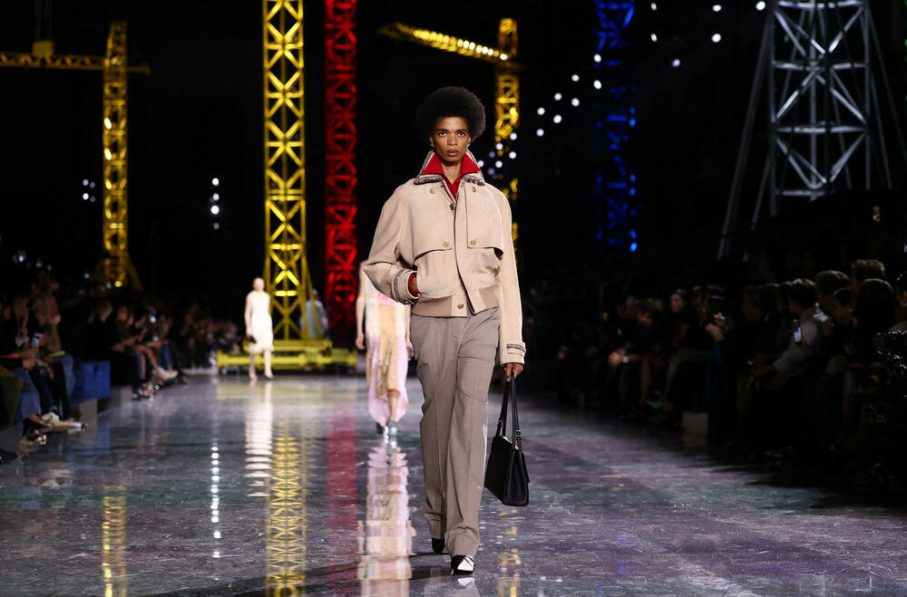 <p>Kostimi su bili kombinovani sa neuvučenim košuljama u kontrastnim dezenima i bojama, te upareni sa klasičnim Šanelovim dvobojnim salonkama u upadljivim kontrastima poput crvene i prelivajuće lila nijanse</p>