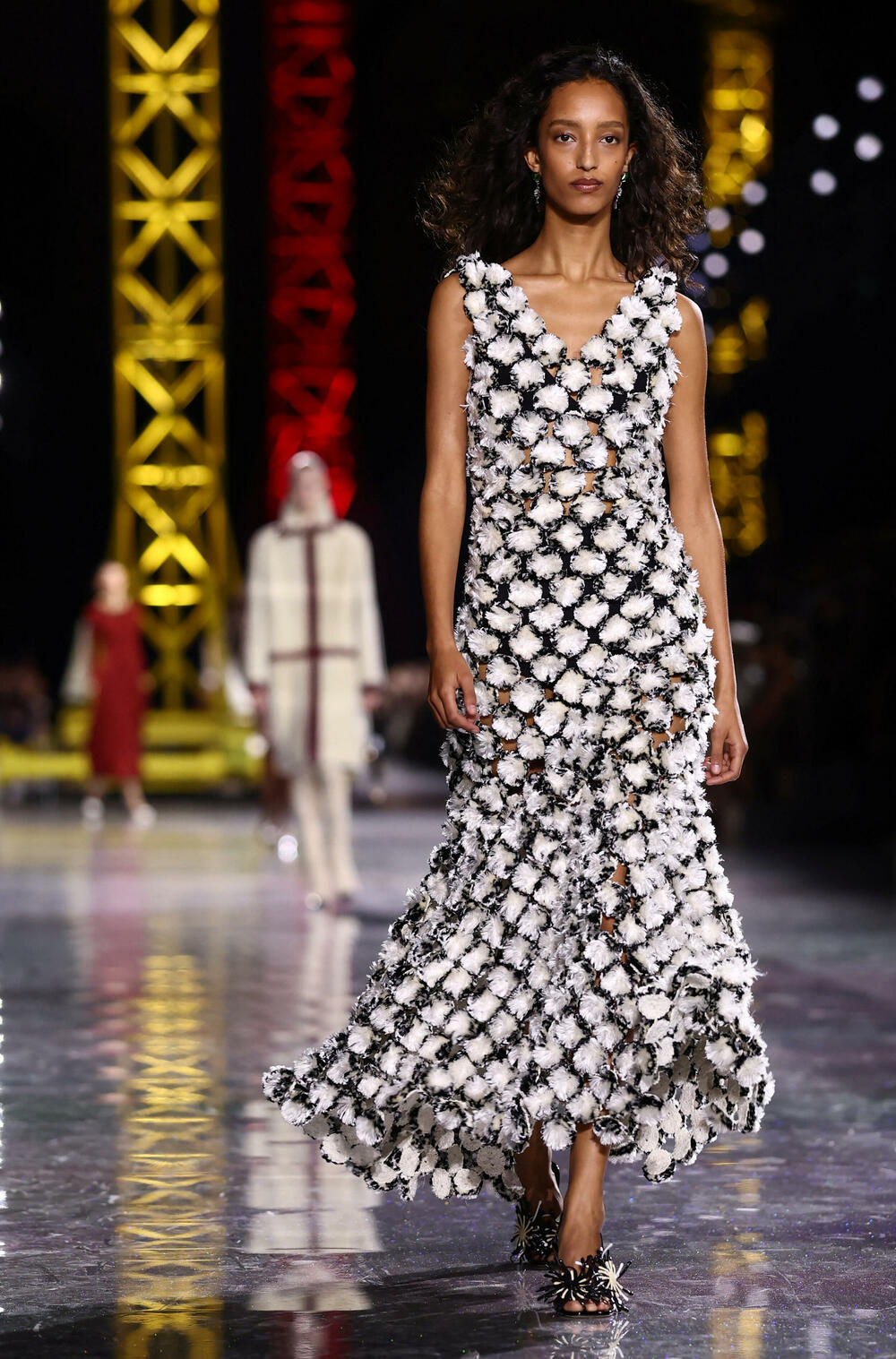 <p>Kostimi su bili kombinovani sa neuvučenim košuljama u kontrastnim dezenima i bojama, te upareni sa klasičnim Šanelovim dvobojnim salonkama u upadljivim kontrastima poput crvene i prelivajuće lila nijanse</p>