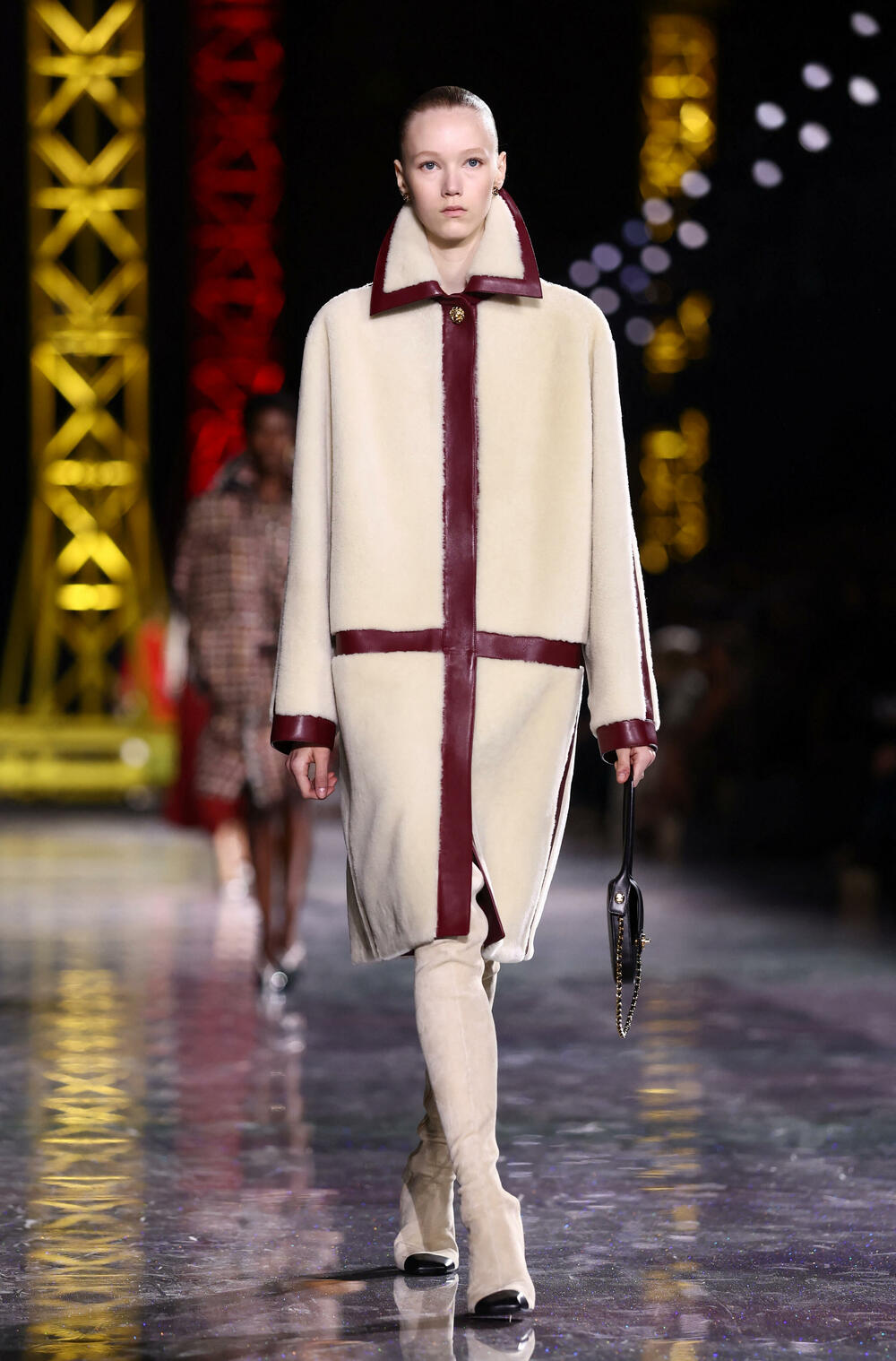 <p>Kostimi su bili kombinovani sa neuvučenim košuljama u kontrastnim dezenima i bojama, te upareni sa klasičnim Šanelovim dvobojnim salonkama u upadljivim kontrastima poput crvene i prelivajuće lila nijanse</p>