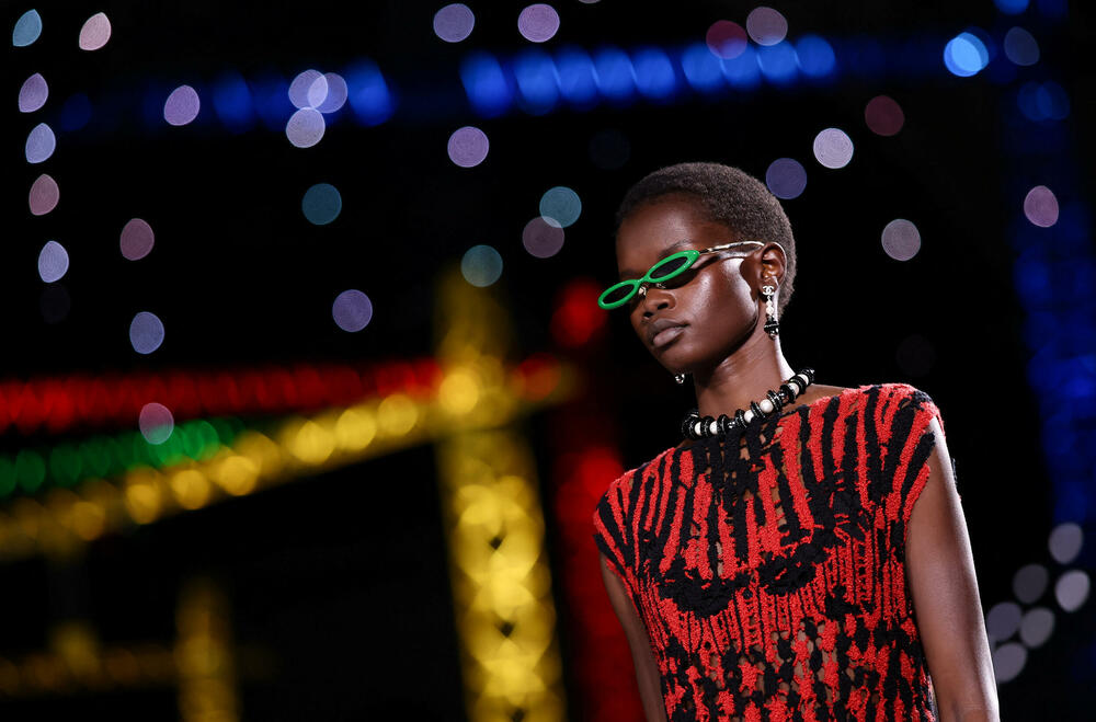 <p>Kostimi su bili kombinovani sa neuvučenim košuljama u kontrastnim dezenima i bojama, te upareni sa klasičnim Šanelovim dvobojnim salonkama u upadljivim kontrastima poput crvene i prelivajuće lila nijanse</p>