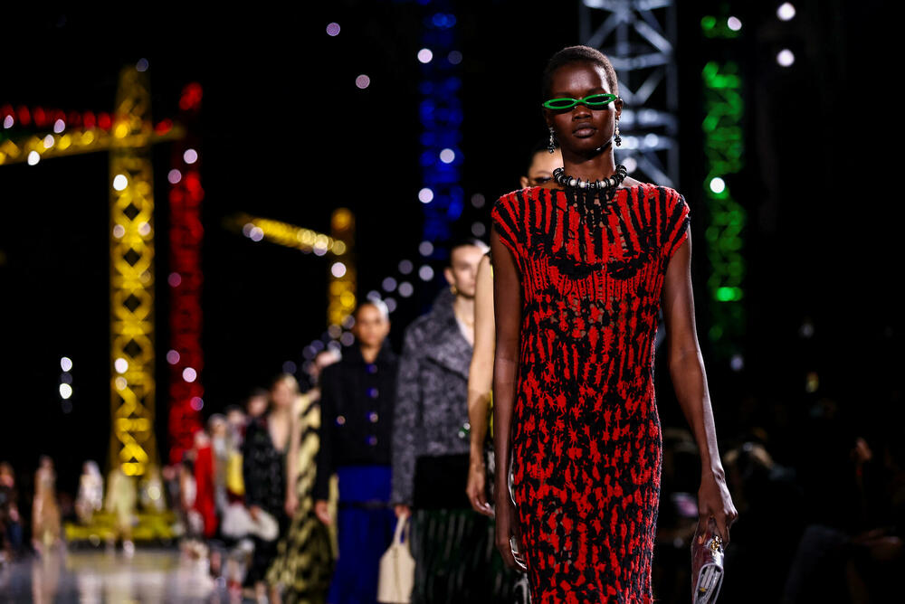 <p>Kostimi su bili kombinovani sa neuvučenim košuljama u kontrastnim dezenima i bojama, te upareni sa klasičnim Šanelovim dvobojnim salonkama u upadljivim kontrastima poput crvene i prelivajuće lila nijanse</p>