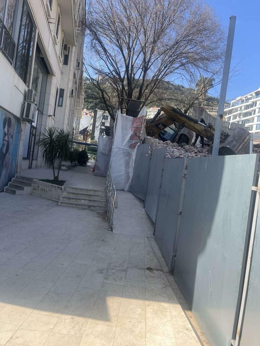 <p>Staromještanska porodica Slovinić koja stotinjak metara dalje gradi hotel sa apartmanima, protestovala je zbog kako su kazali "Vijestima" selektivnog pristupa Opštine</p>