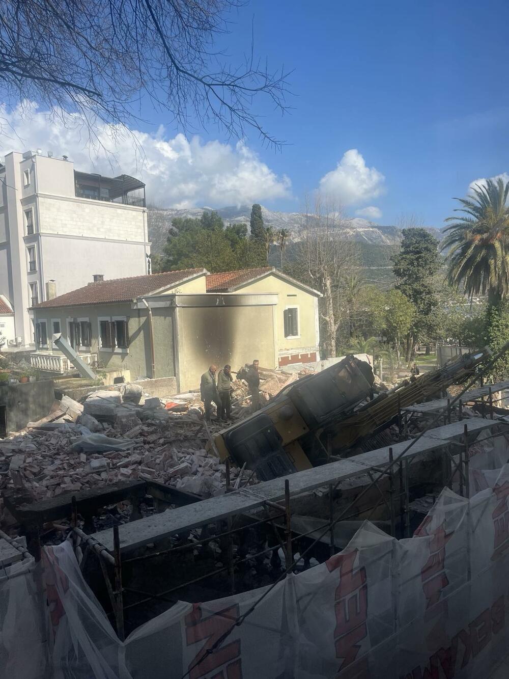 <p>Staromještanska porodica Slovinić koja stotinjak metara dalje gradi hotel sa apartmanima, protestovala je zbog kako su kazali "Vijestima" selektivnog pristupa Opštine</p>