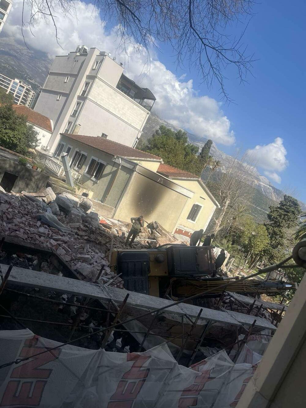 <p>Staromještanska porodica Slovinić koja stotinjak metara dalje gradi hotel sa apartmanima, protestovala je zbog kako su kazali "Vijestima" selektivnog pristupa Opštine</p>