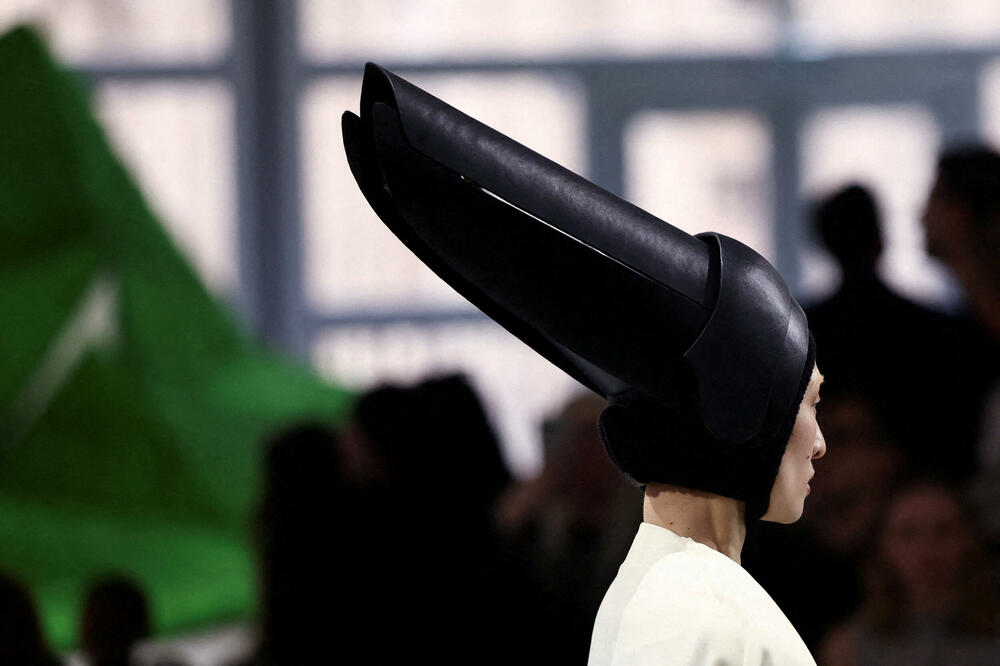 <p>Manekenke su koračale pistom pred scenografijom od nazubljenih zelenih oblika koji su podsjećali na planine, noseći grane okićene torbama ili podižući iznad glave velike pletene korpe</p>