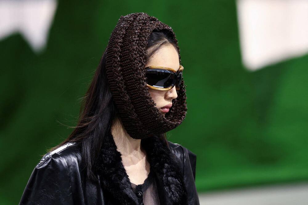 <p>Manekenke su koračale pistom pred scenografijom od nazubljenih zelenih oblika koji su podsjećali na planine, noseći grane okićene torbama ili podižući iznad glave velike pletene korpe</p>