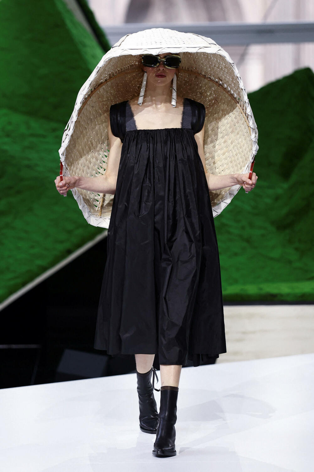 <p>Manekenke su koračale pistom pred scenografijom od nazubljenih zelenih oblika koji su podsjećali na planine, noseći grane okićene torbama ili podižući iznad glave velike pletene korpe</p>