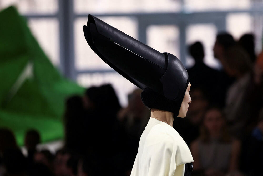 <p>Manekenke su koračale pistom pred scenografijom od nazubljenih zelenih oblika koji su podsjećali na planine, noseći grane okićene torbama ili podižući iznad glave velike pletene korpe</p>