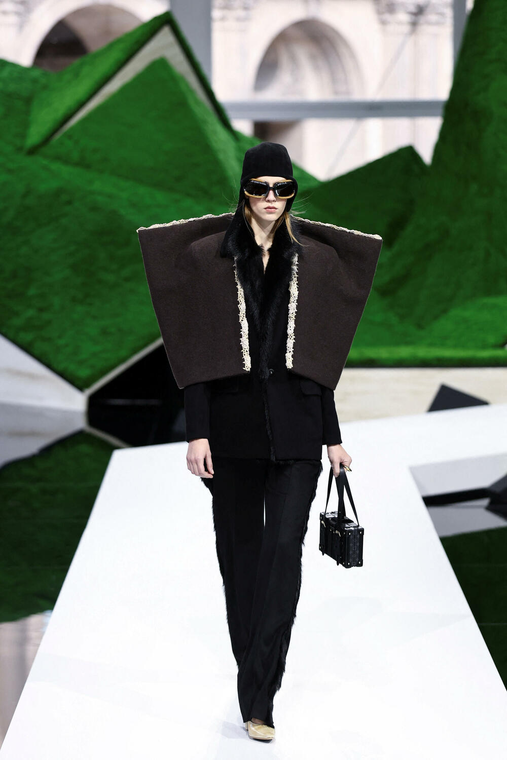 <p>Manekenke su koračale pistom pred scenografijom od nazubljenih zelenih oblika koji su podsjećali na planine, noseći grane okićene torbama ili podižući iznad glave velike pletene korpe</p>