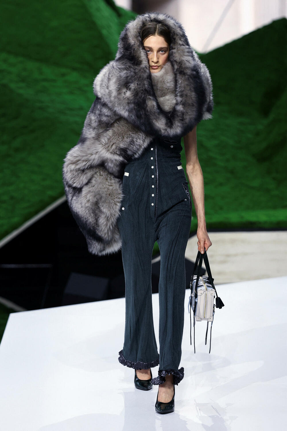 <p>Manekenke su koračale pistom pred scenografijom od nazubljenih zelenih oblika koji su podsjećali na planine, noseći grane okićene torbama ili podižući iznad glave velike pletene korpe</p>