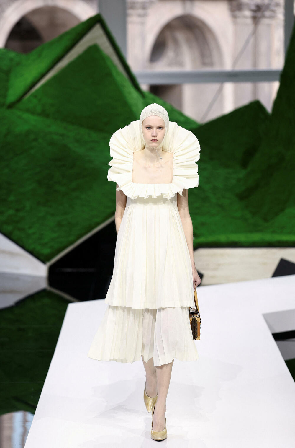 <p>Manekenke su koračale pistom pred scenografijom od nazubljenih zelenih oblika koji su podsjećali na planine, noseći grane okićene torbama ili podižući iznad glave velike pletene korpe</p>