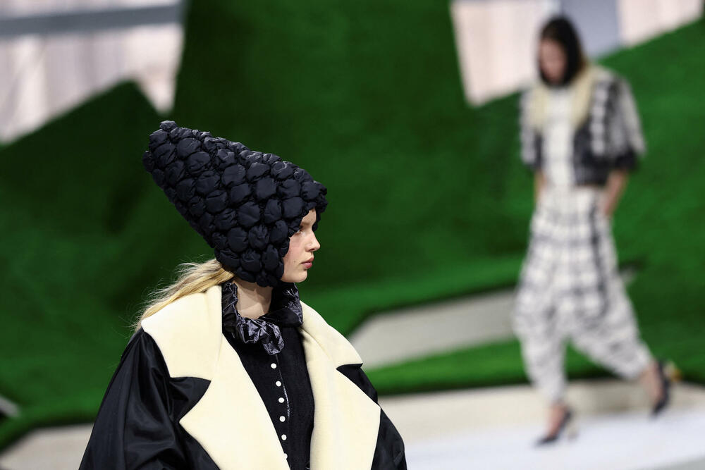 <p>Manekenke su koračale pistom pred scenografijom od nazubljenih zelenih oblika koji su podsjećali na planine, noseći grane okićene torbama ili podižući iznad glave velike pletene korpe</p>