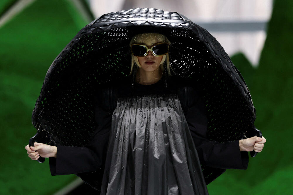 <p>Manekenke su koračale pistom pred scenografijom od nazubljenih zelenih oblika koji su podsjećali na planine, noseći grane okićene torbama ili podižući iznad glave velike pletene korpe</p>