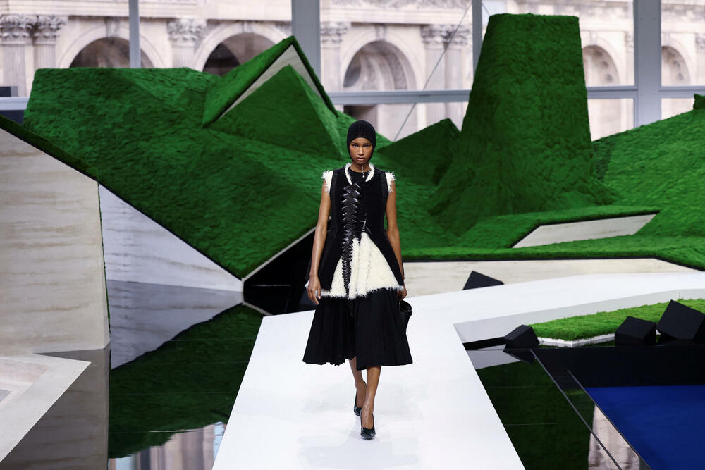 <p>Manekenke su koračale pistom pred scenografijom od nazubljenih zelenih oblika koji su podsjećali na planine, noseći grane okićene torbama ili podižući iznad glave velike pletene korpe</p>