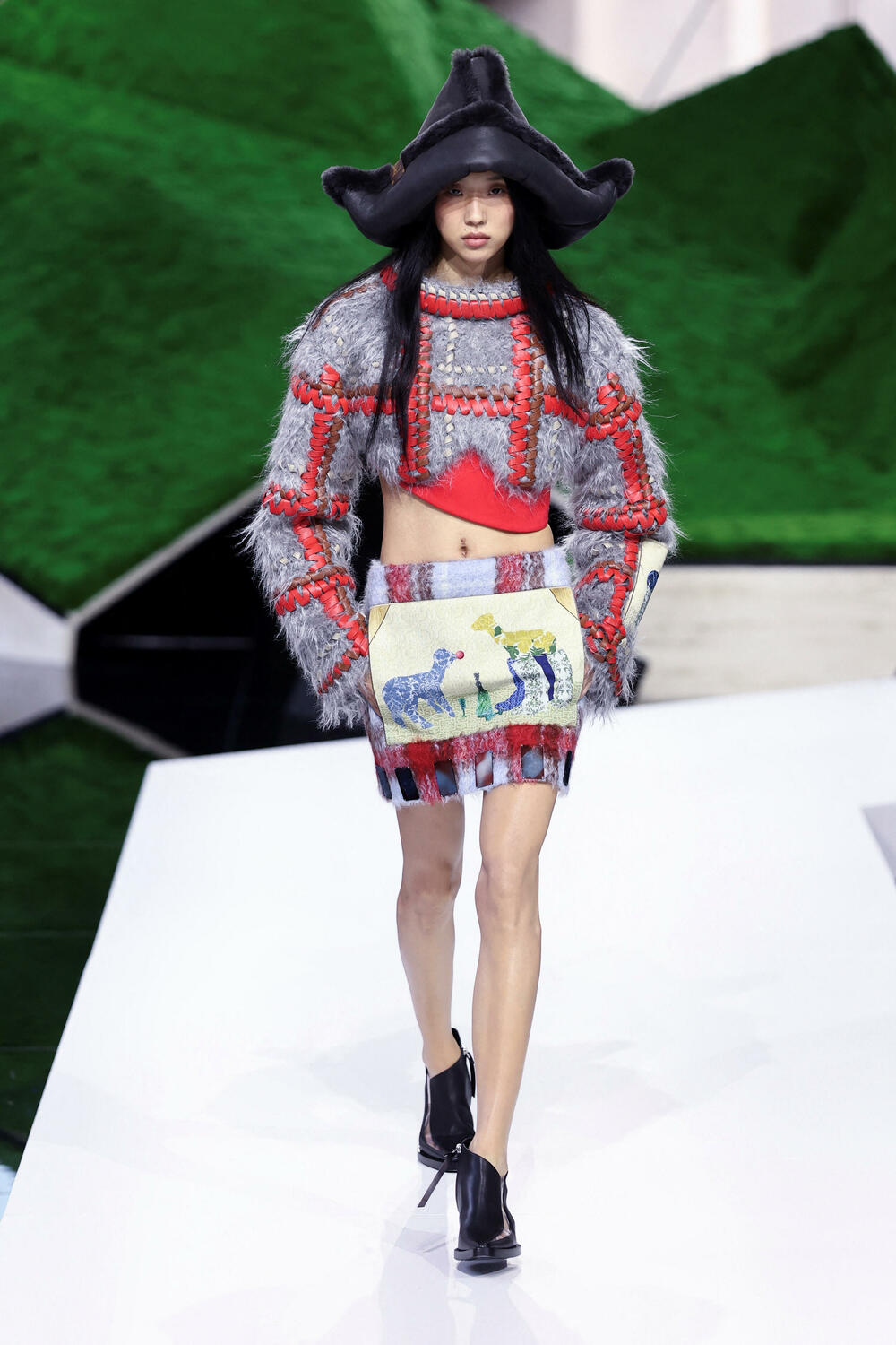 <p>Manekenke su koračale pistom pred scenografijom od nazubljenih zelenih oblika koji su podsjećali na planine, noseći grane okićene torbama ili podižući iznad glave velike pletene korpe</p>