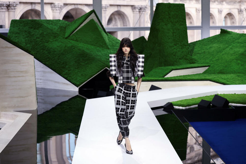 <p>Manekenke su koračale pistom pred scenografijom od nazubljenih zelenih oblika koji su podsjećali na planine, noseći grane okićene torbama ili podižući iznad glave velike pletene korpe</p>