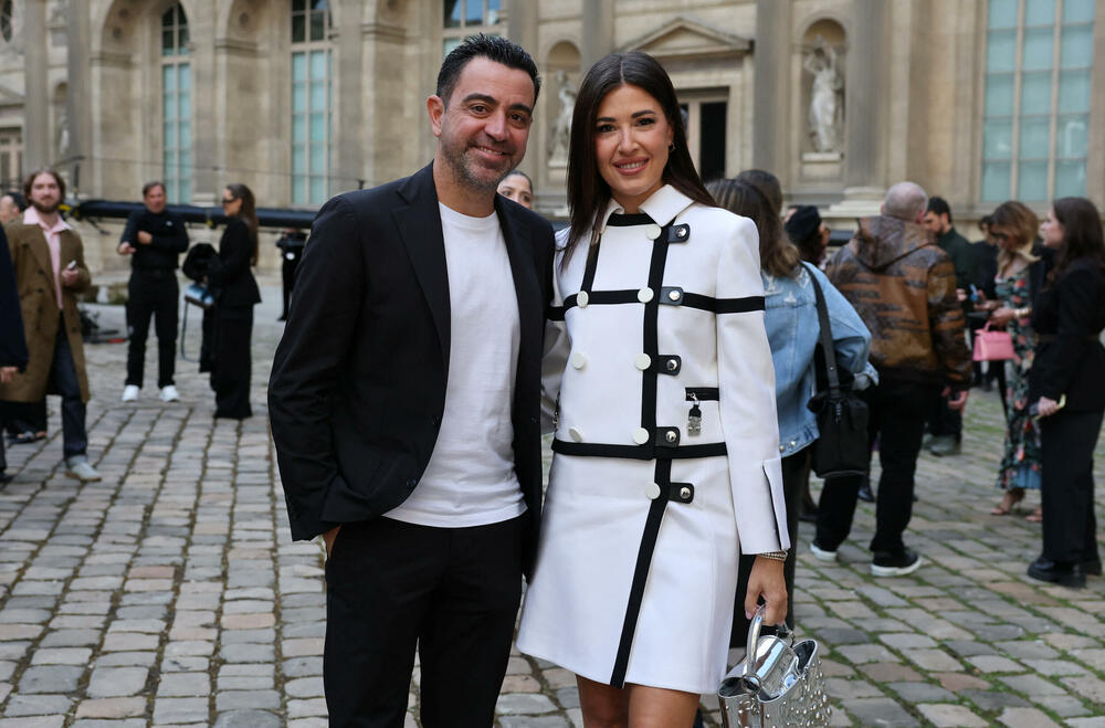 <p>Manekenke su koračale pistom pred scenografijom od nazubljenih zelenih oblika koji su podsjećali na planine, noseći grane okićene torbama ili podižući iznad glave velike pletene korpe</p>