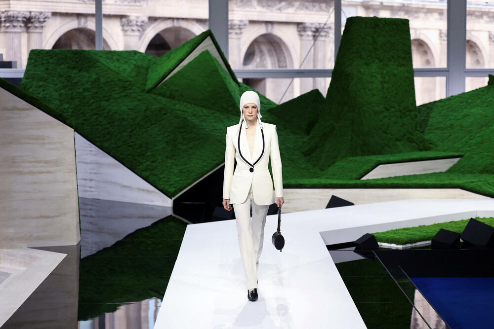 <p>Manekenke su koračale pistom pred scenografijom od nazubljenih zelenih oblika koji su podsjećali na planine, noseći grane okićene torbama ili podižući iznad glave velike pletene korpe</p>