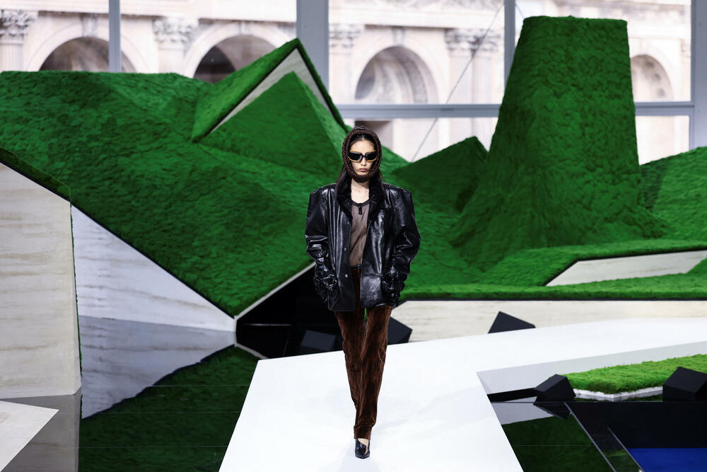 <p>Manekenke su koračale pistom pred scenografijom od nazubljenih zelenih oblika koji su podsjećali na planine, noseći grane okićene torbama ili podižući iznad glave velike pletene korpe</p>