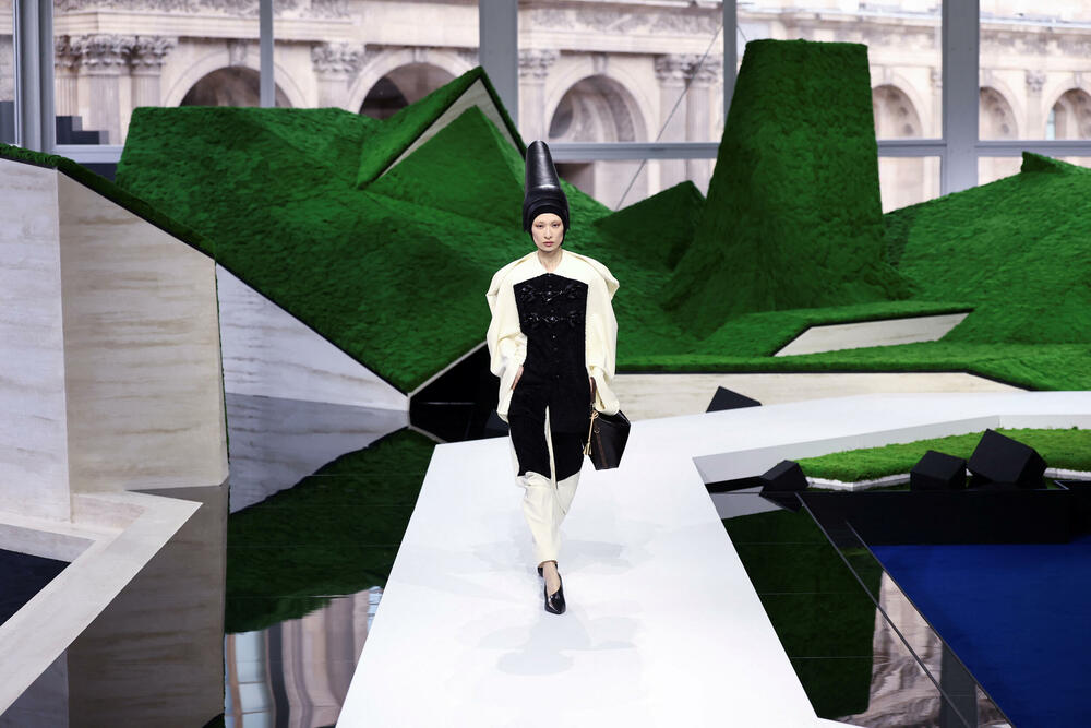 <p>Manekenke su koračale pistom pred scenografijom od nazubljenih zelenih oblika koji su podsjećali na planine, noseći grane okićene torbama ili podižući iznad glave velike pletene korpe</p>