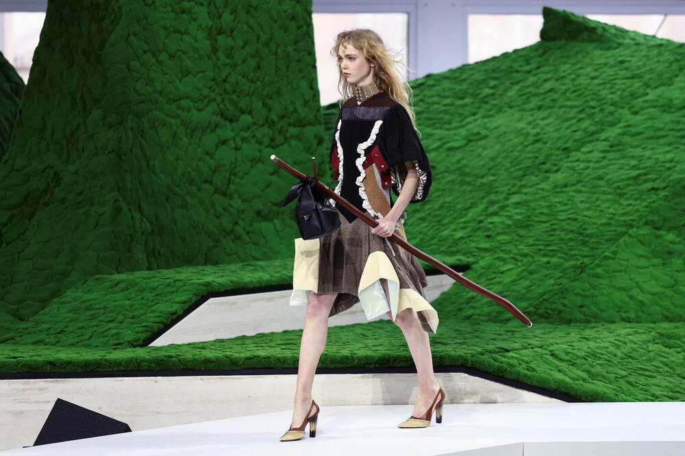 <p>Manekenke su koračale pistom pred scenografijom od nazubljenih zelenih oblika koji su podsjećali na planine, noseći grane okićene torbama ili podižući iznad glave velike pletene korpe</p>