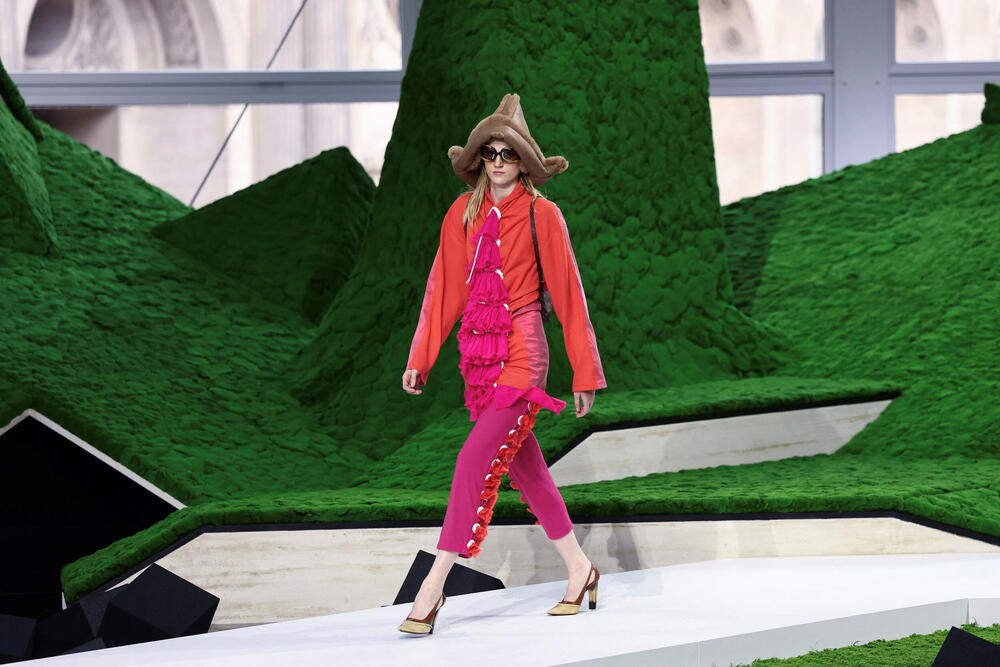 <p>Manekenke su koračale pistom pred scenografijom od nazubljenih zelenih oblika koji su podsjećali na planine, noseći grane okićene torbama ili podižući iznad glave velike pletene korpe</p>