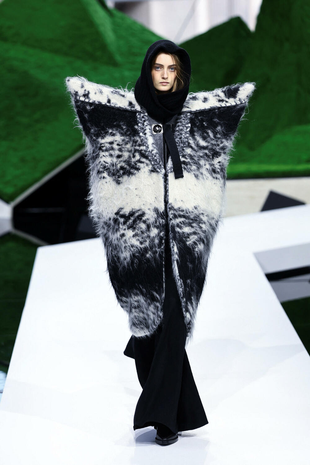 <p>Manekenke su koračale pistom pred scenografijom od nazubljenih zelenih oblika koji su podsjećali na planine, noseći grane okićene torbama ili podižući iznad glave velike pletene korpe</p>