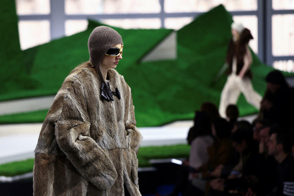 <p>Manekenke su koračale pistom pred scenografijom od nazubljenih zelenih oblika koji su podsjećali na planine, noseći grane okićene torbama ili podižući iznad glave velike pletene korpe</p>