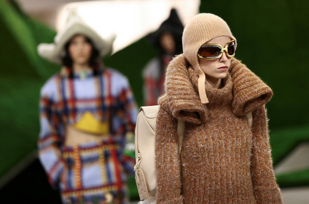 <p>Manekenke su koračale pistom pred scenografijom od nazubljenih zelenih oblika koji su podsjećali na planine, noseći grane okićene torbama ili podižući iznad glave velike pletene korpe</p>