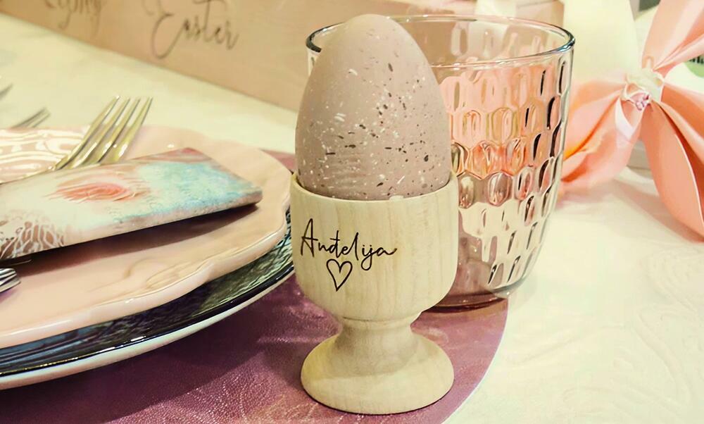 <p>Praznična atmosfera često se krije u <a href="https://smaps.me/kampanje/uskrs-2026/" target="_blank">malim detaljima</a> &ndash; u dekoraciji stola, <a href="https://www.instagram.com/p/DVxcNPHjBgv/?img_index=1" target="_blank">korpici sa jajima</a> ili pažljivo odabranom elementu koji domu daje posebnu toplinu. Upravo iz te ideje nastaju proizvodi iz Smaps studija, male porodične radionice koja stoji iza brojnih personalizovanih dekoracija i kreativnih rješenja</p>