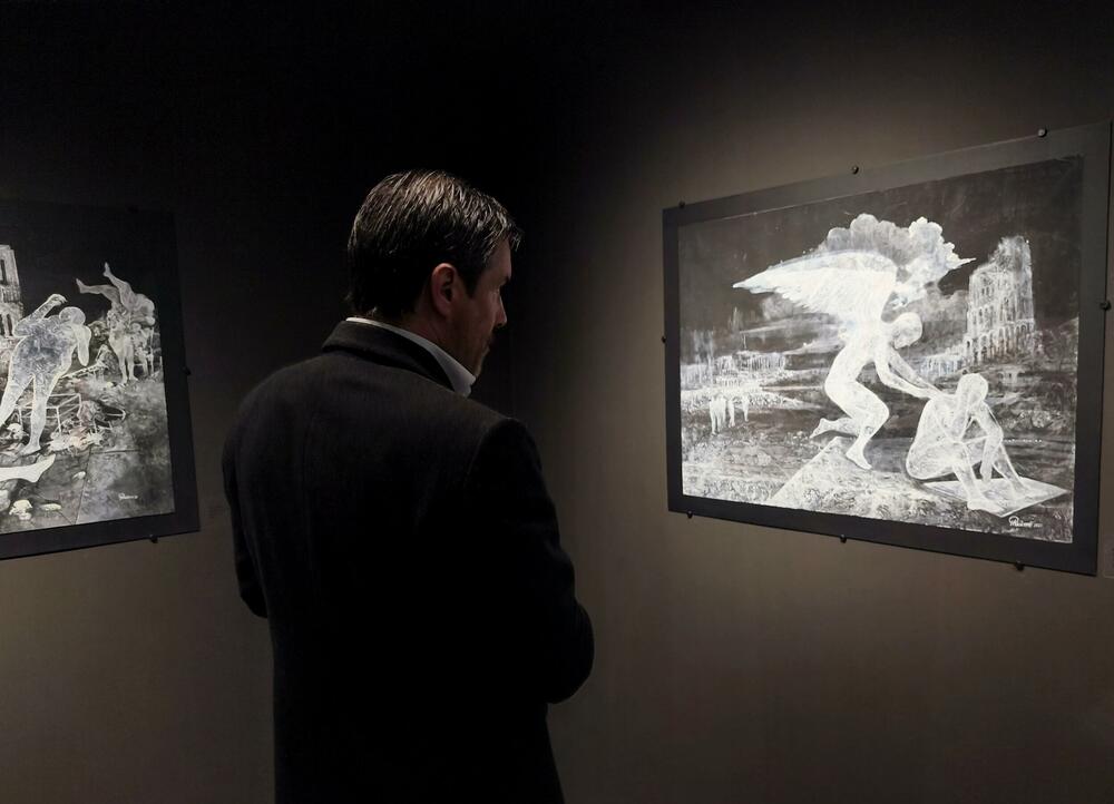 <p>Izložba &ldquo;Noć i dan&rdquo; Nikice Raičevića otvorena u podgoričkoj Galeriji &ldquo;Art&rdquo; koju je transformisala u kosmos imaginacije i racionalnog</p>