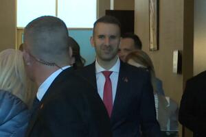 Spajić imao vremena za koktel, ali nije za odgovore na novinarska...