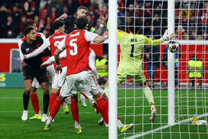 Bajer kaznio Arsenal njegovim oružjem - kornerom, Haverc donio...