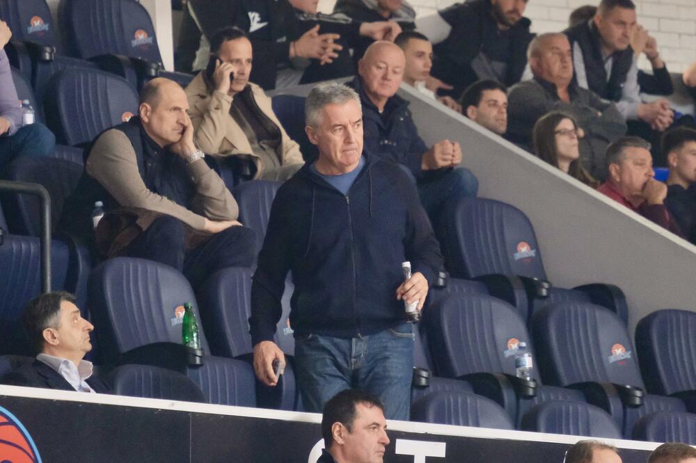 Đukanović na sinoćnjoj utakmici Budućnost Voli - Kluž u "Morači", Foto: Risto Božović