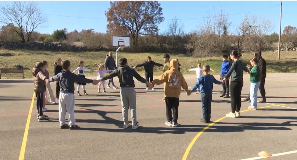 Umjesto uz telefone, djeca u Kučima slobodno vrijeme provode...