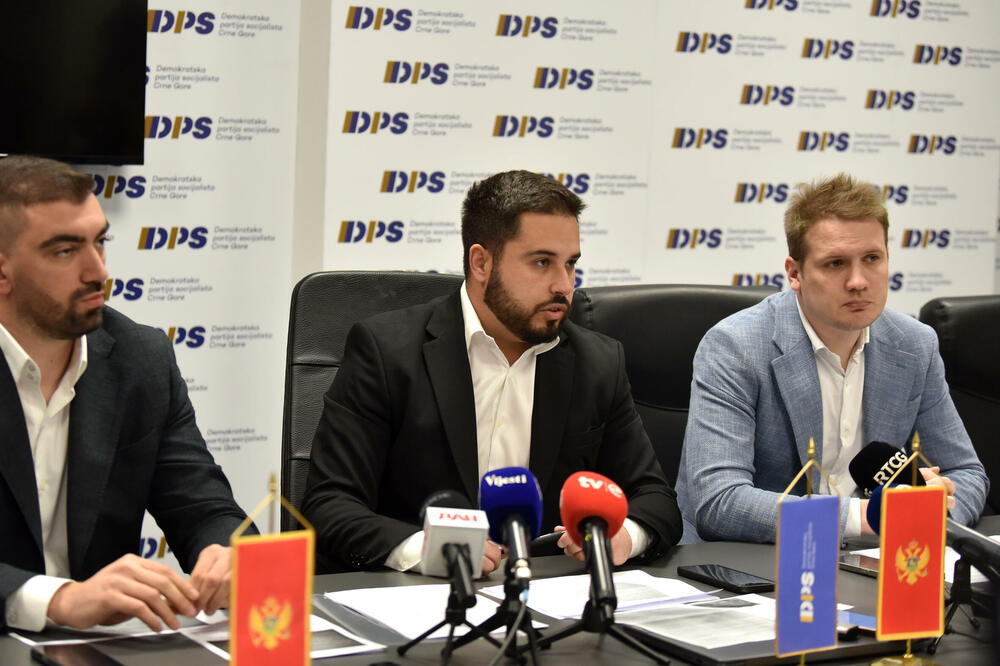 Sa jučerašnje konferencije za medije odborničkog kluba DPS-a, Foto: Boris Pejović