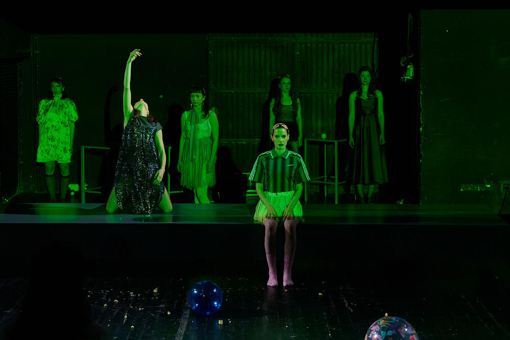 <p>Nova scena podrške mladim autorima predstavlja intimnu priču o gubitku, ranjivosti i iscjeljenju kroz savremeni scenski izraz</p>