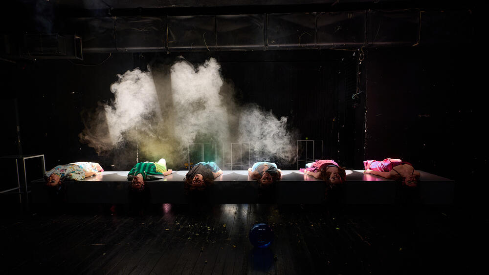 <p>Nova scena podrške mladim autorima predstavlja intimnu priču o gubitku, ranjivosti i iscjeljenju kroz savremeni scenski izraz</p>