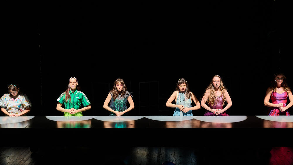 <p>Nova scena podrške mladim autorima predstavlja intimnu priču o gubitku, ranjivosti i iscjeljenju kroz savremeni scenski izraz</p>