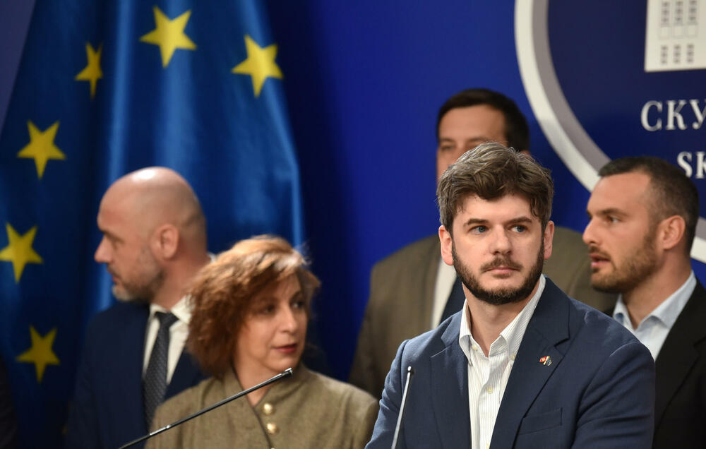 <p>"Ukoliko neko želi bez nas da određuje dinamiku evropskih integracija, neka se deklarišu, mi iza toga ne stojimo", kazao je poslanik PES-a</p>