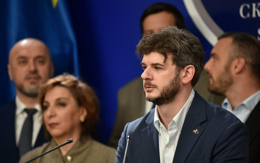 <p>"Ukoliko neko želi bez nas da određuje dinamiku evropskih integracija, neka se deklarišu, mi iza toga ne stojimo", kazao je poslanik PES-a</p>