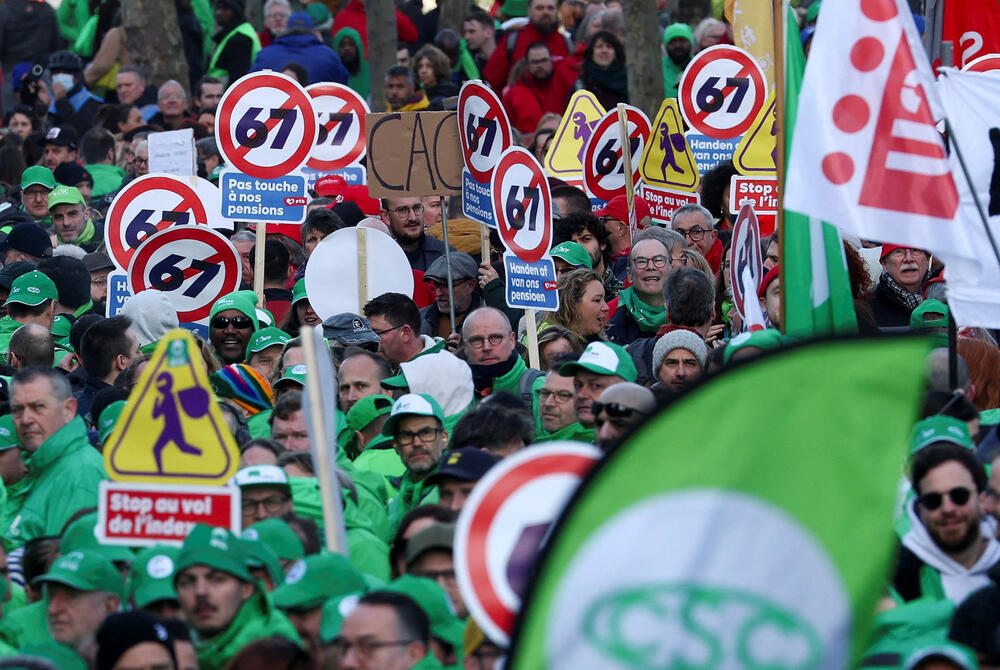<p>Učesnici su nosili baklje i transparente poput "Dosta sa klanicom društva" i "Kradu i vaše penzije"</p>