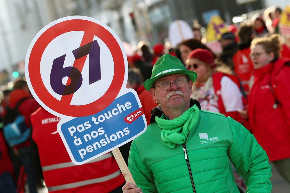 <p>Učesnici su nosili baklje i transparente poput "Dosta sa klanicom društva" i "Kradu i vaše penzije"</p>