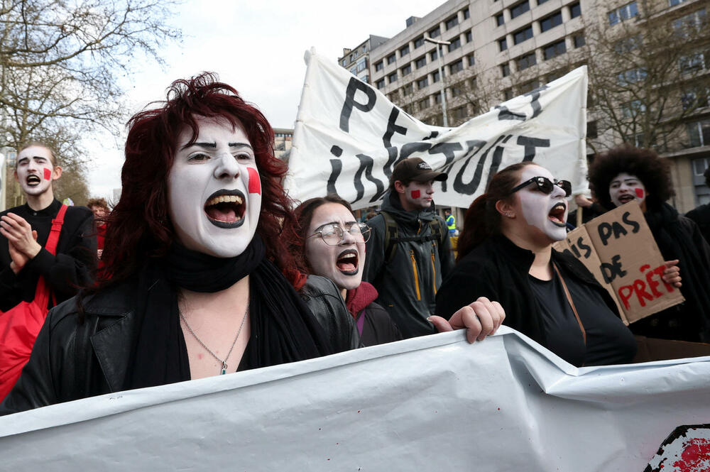 <p>Učesnici su nosili baklje i transparente poput "Dosta sa klanicom društva" i "Kradu i vaše penzije"</p>