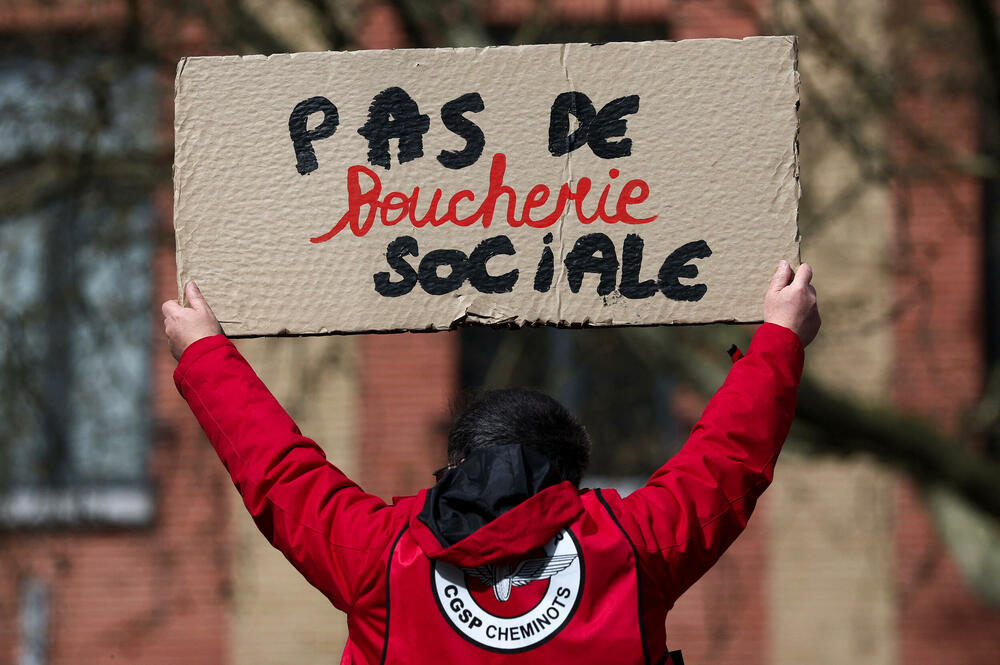 <p>Učesnici su nosili baklje i transparente poput "Dosta sa klanicom društva" i "Kradu i vaše penzije"</p>