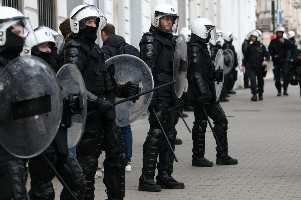 <p>Učesnici su nosili baklje i transparente poput "Dosta sa klanicom društva" i "Kradu i vaše penzije"</p>
