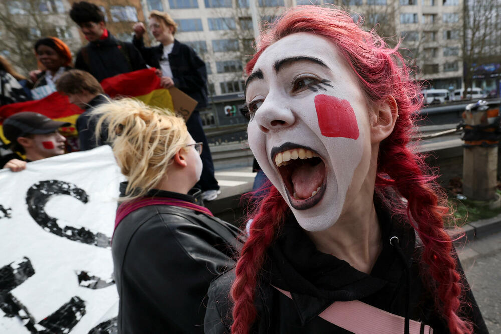 <p>Učesnici su nosili baklje i transparente poput "Dosta sa klanicom društva" i "Kradu i vaše penzije"</p>