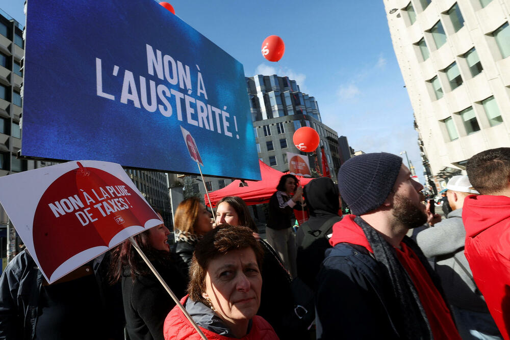 <p>Učesnici su nosili baklje i transparente poput "Dosta sa klanicom društva" i "Kradu i vaše penzije"</p>