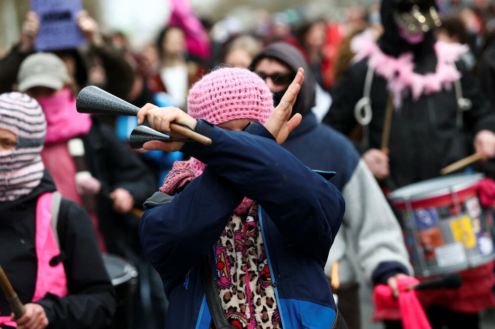 <p>Učesnici su nosili baklje i transparente poput "Dosta sa klanicom društva" i "Kradu i vaše penzije"</p>