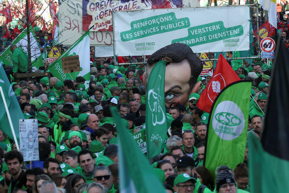 <p>Učesnici su nosili baklje i transparente poput "Dosta sa klanicom društva" i "Kradu i vaše penzije"</p>